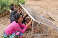 Les huit mères de famille seront ingénieures solaires après leurs formations