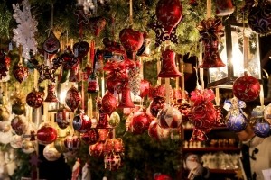 Au XIème siècle, l&#039;arbre de noël, garni de pommes rouges, symbolisait l&#039;arbre du paradis et c&#039;est au XIIème siècle que la tradition du sapin est apparue en Europe, plus précisément en Alsace