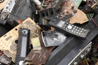 Ici, des déchets électroniques réutilisables.
