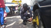 Les taquets d’arrêt font partie des sanctions pour les véhicules qui franchissent les règles des parkings selon le code municipal d’hygiène.