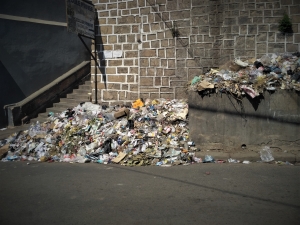 Cette benne à ordure de la haute ville d&#039;Antananarivo déborde depuis des semaines.  