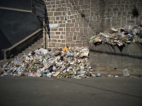 Cette benne à ordure de la haute ville d'Antananarivo déborde depuis des semaines.  