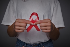Le ruban rouge, symbole de la lutte contre le Sida.
