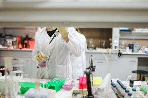 La protéine S intégrée dans les vaccins contre la COVID-19 est compatible avec les cellules humaines. 