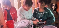 Petites filles qui préparent la dinette (Tsikonina)