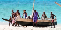 Les Vezo, des pêcheurs côtiers semi-nomades vivant exclusivement de la pêche. 