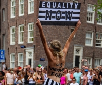 Les féministes qui font des manifestations dévêtues avec des messages sur le corps sont considérées comme féministe extrémiste.     