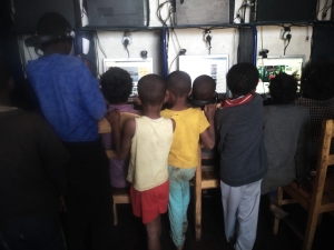 Ces enfants d&#039;un quartier de la capitale aiment passer du temps dans un cybercafé pour s&#039;informer et se divertir