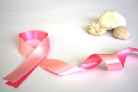 Le traitement du cancer du col de l’utérus, selon l’étendue de la maladie, fait appel à la chirurgie, la radiothérapie externe, la curiethérapie et la chimiothérapie, utilisées seules ou associées.