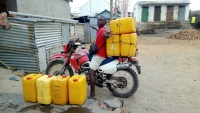 La moto, un des moyens rapide pour transporter l’eau à Mandritsara
