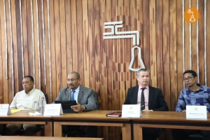 Le ministre de l&#039;énergie et le directeur général de la Jirama lors d&#039;une réunion stratégique.
