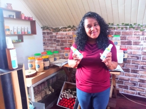 Crème solaire anti-pollution, un produit de Rakotosoa Hoby qu&#039;elle a présenté lors du forum régional de l&#039;entrepreneuriat dans l&#039;économie bleue à Seychelles