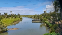 Vue de loin d’une pirogue transporteuse au long du canal de Pangalanes