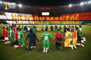 Communion de l&#039;équipe après l&#039;ultime match du CHAN au Kenya.