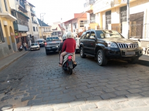 Les taxis-motos continuent de prendre des clients.