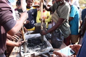  Formation des jeunes en production de charbon écologique dans la région d&#039;Ihorombe en mai 2021.