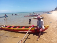 Raymond, assis sur sa pirogue en attendant des clients