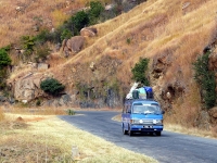 Les taxis-brousse n’arrivent pas jusqu’à Antsiranana à cause de la route délabrée.