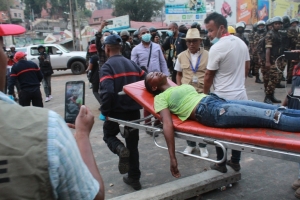 Une des victimes des jets incessants de grenades lacrymog&egrave;nes lanc&eacute;es par les forces de d&eacute;fense et de s&eacute;curit&eacute; &agrave; Ambohijatovo
