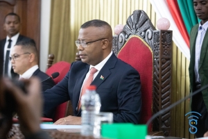 Le président de la chambre basse Tokely Justin clôt officiellement la première session ordinaire. 