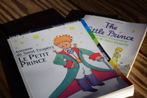 &quot;Le petit Prince&quot;, un conte philosophique de Antoine de Saint-Exupéry, traduit en malgache par le Professeur Roger Bruno Rabenilaina.