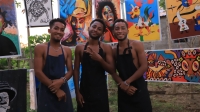 Les trois frères peignent, exposent vendent leurs tableaux au bord de la route dans la ville de Nosy Be 