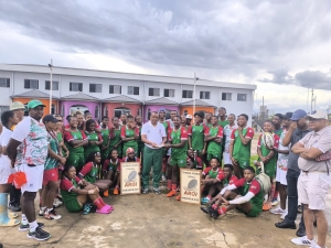 Les deux équipes vainqueurs posant avec les responsable du Malagasy rugby après le tournoi.
