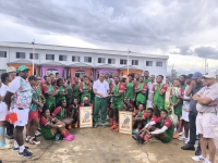 Les deux équipes vainqueurs posant avec les responsable du Malagasy rugby après le tournoi.