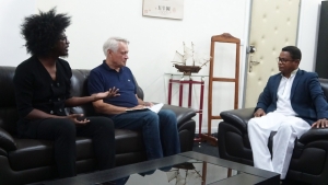 Visite de l’équipe organisatrice du festival Madagascourt au bureau du gouverneur de la région Boeny.  