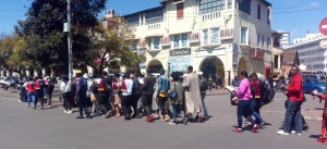 Les participants du &quot;Rodoben&#039;ny Vaky Boky&quot; 2è édition faisant la tour d&#039;Analakely