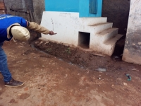 Le Temps de vérifier si les familles bénéficiaires utilisent conformément les latrines écologiques.