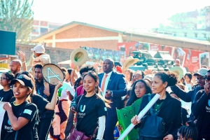 Le ministre de la jeunesse au milieu de jeunes à Mahamasina.