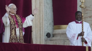 Le pape Leon XIV lors de sa première sortie sur le balcon de la Basilique Saint-Pierre.