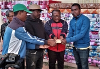 Remise de dons aux étudiants après l’incendie de la cité universitaire de Fianarantsoa.