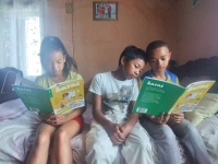 Des enfants en train de lire le magasine Karné.