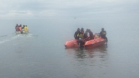 Les plongeurs du Corps de Protection Civile venus au secours des passagers de l’hélicoptère qui a coulé au large du fokontany d'Ambatomalama, à Fenerive-Est.