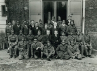 Soldats Malgaches avec des Français.