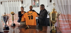 Dax lors de sa pr&eacute;sentation au milieu des dirigeants du CCFA Andoharanofotsy.