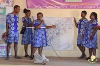 Les jeunes paysans membres de la coopérative Miara Mizotra lors de la présentation de leur projet
