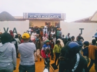 Les parents amènent leurs enfants pour le CEPE blanc au CEG Razaka, Ambatondrazaka.