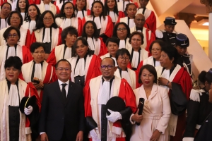 Le ministre de la justice accompagné du nouveau PGCA, sa femme et ses paires.