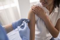 Médecin Vaccinant Un Patient Dans Une Clinique