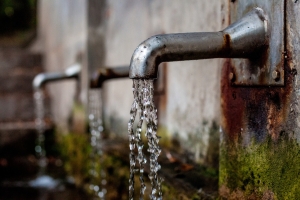 Le risque de transmission du coronavirus par l&#039;eau potable est faible.