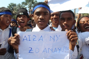 Les &eacute;l&egrave;ves du LJJR sont descendus au parvis de l'h&ocirc;tel de ville Analakely ce matin.
