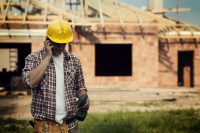 Un architecte dessine, conçoit et supervise la construction d'un bâtiment