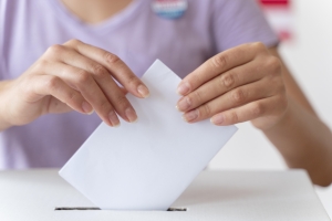 Personne plaçant son vote dans la case