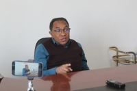 Le professeur Rakoto David dans son bureau à Andavamamba.