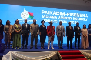 Photo de groupe à l&#039;issu de la présentation de la SNLCC au Novotel Alarobia vendredi dernier.