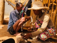 Mandinetoa et Soanoalahy, un couple d’artisans fabrique et vend des sandales en cuir dans la rue d’Ambovombe Androy depuis des années