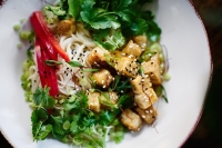 Une salade avec du tofu 